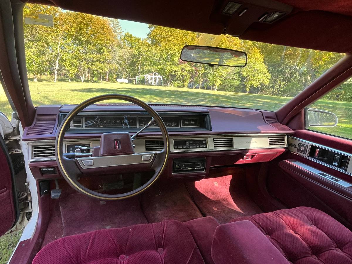 Oldsmobile-88-1989-white-13