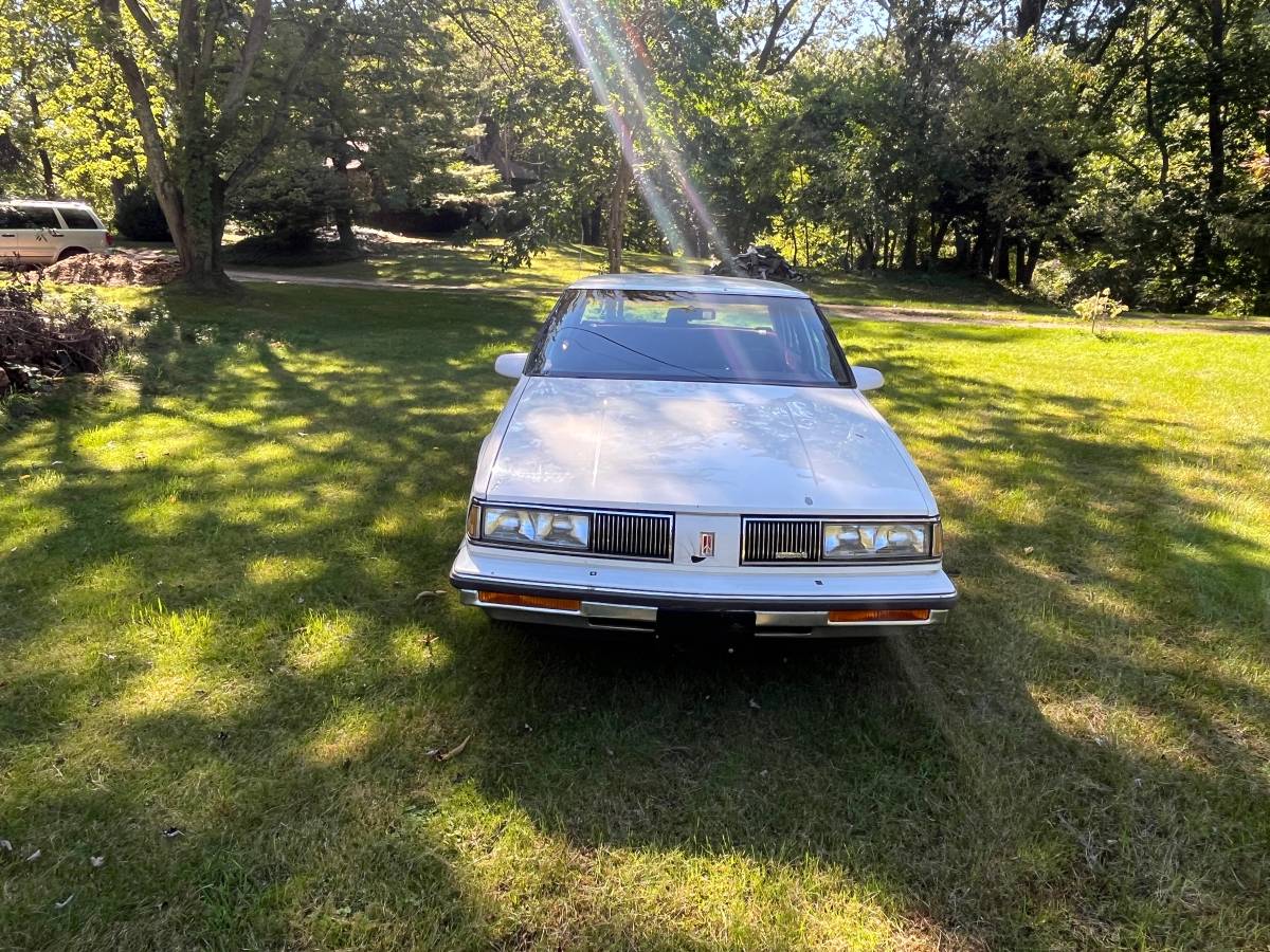 Oldsmobile-88-1989-white-2