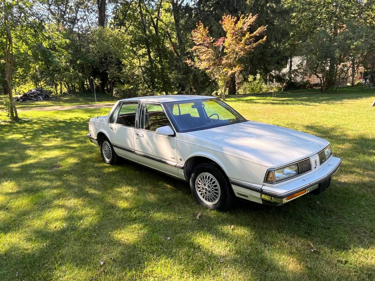 Oldsmobile-88-1989-white-3