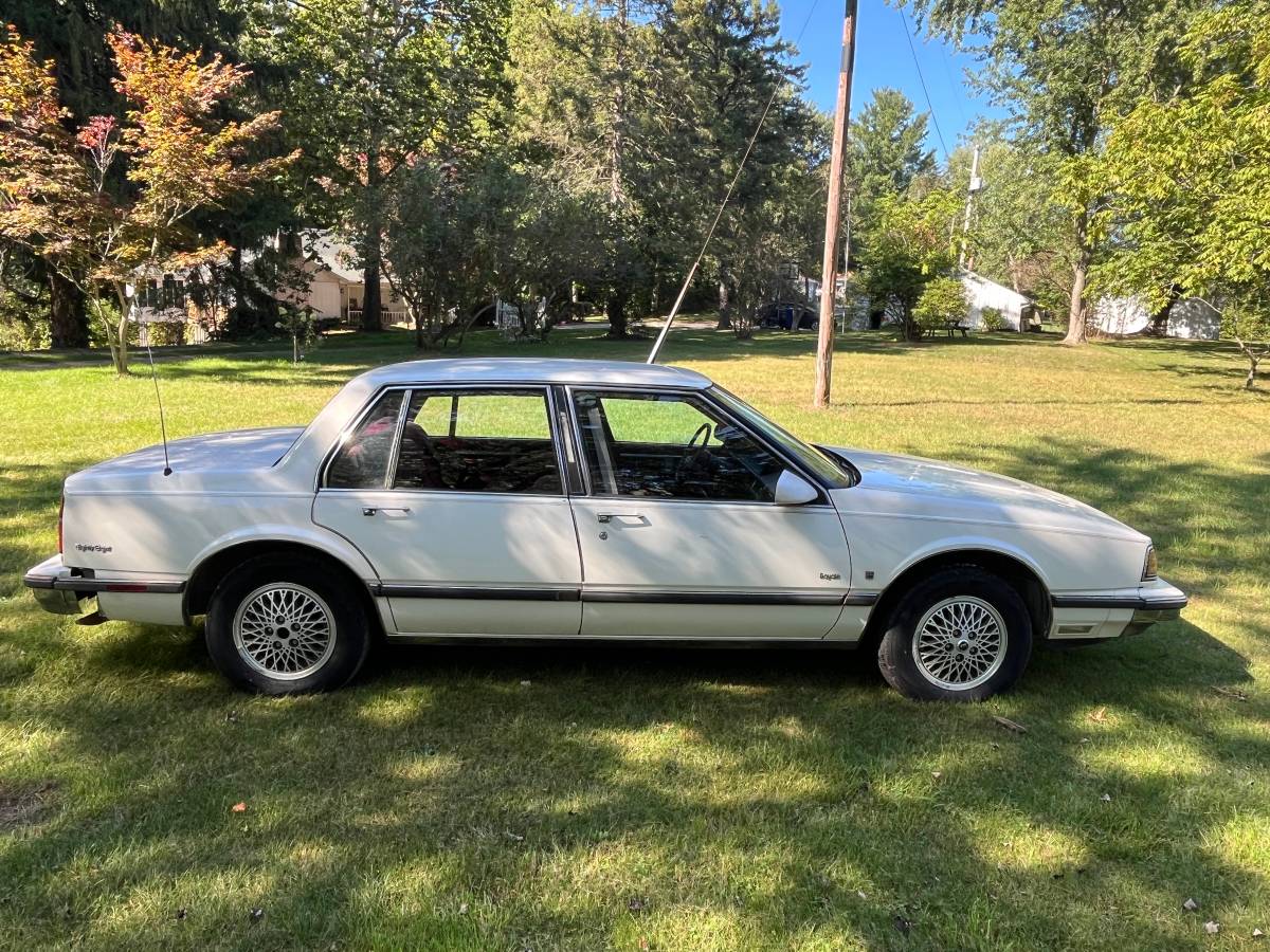Oldsmobile-88-1989-white-4