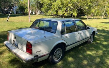 Oldsmobile-88-1989-white-5