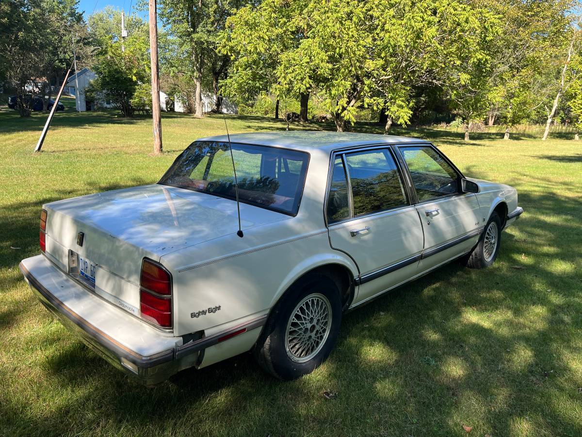 Oldsmobile-88-1989-white-5