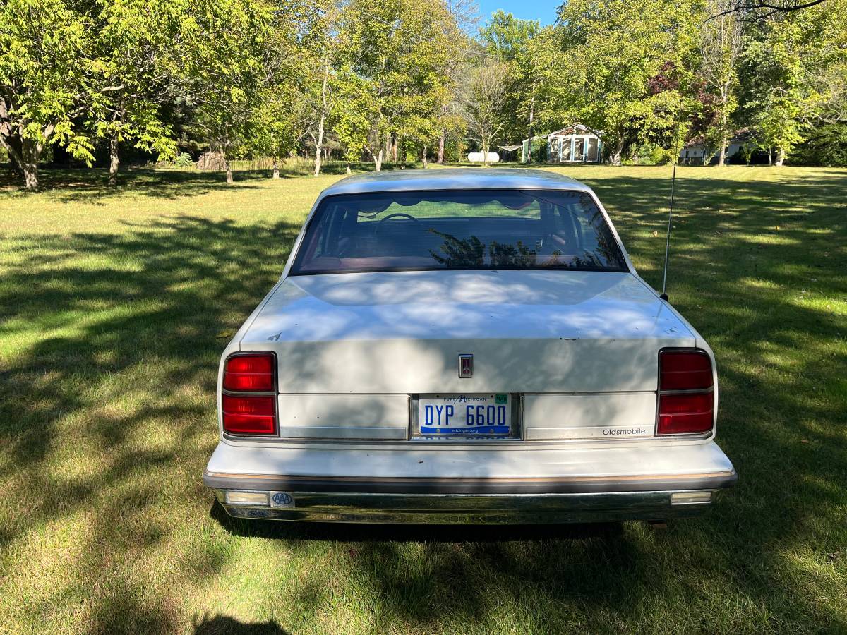 Oldsmobile-88-1989-white-6