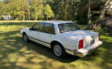 Oldsmobile-88-1989-white-7