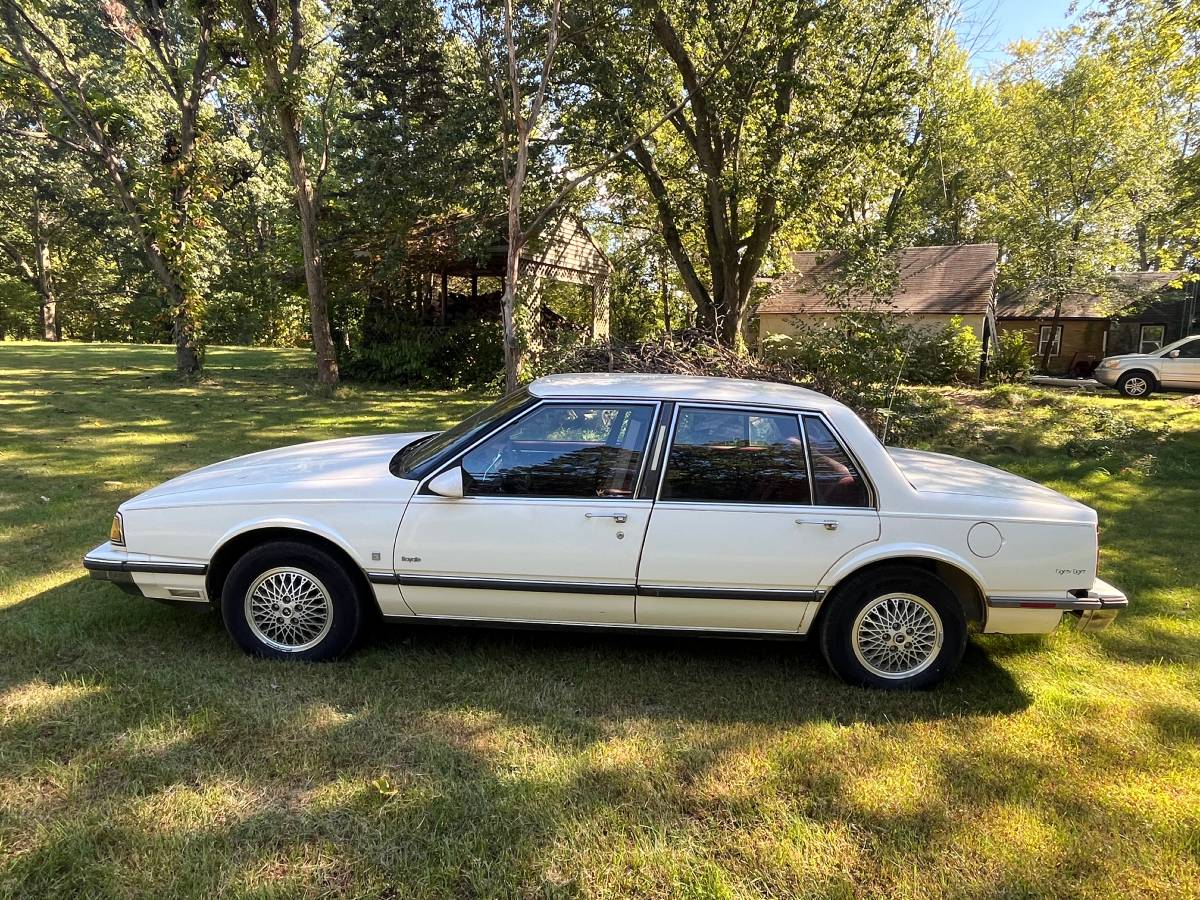 Oldsmobile-88-1989-white-8