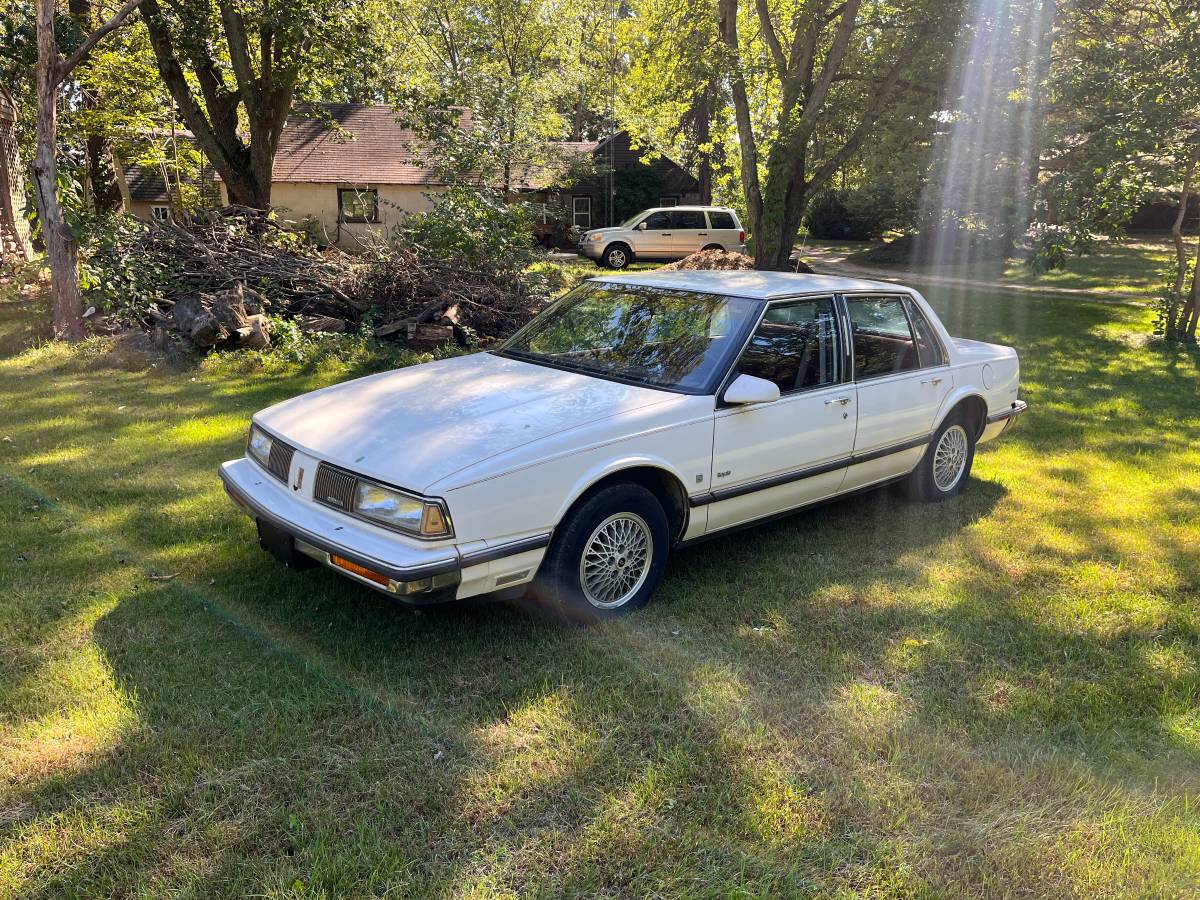 Oldsmobile-88-1989-white-9