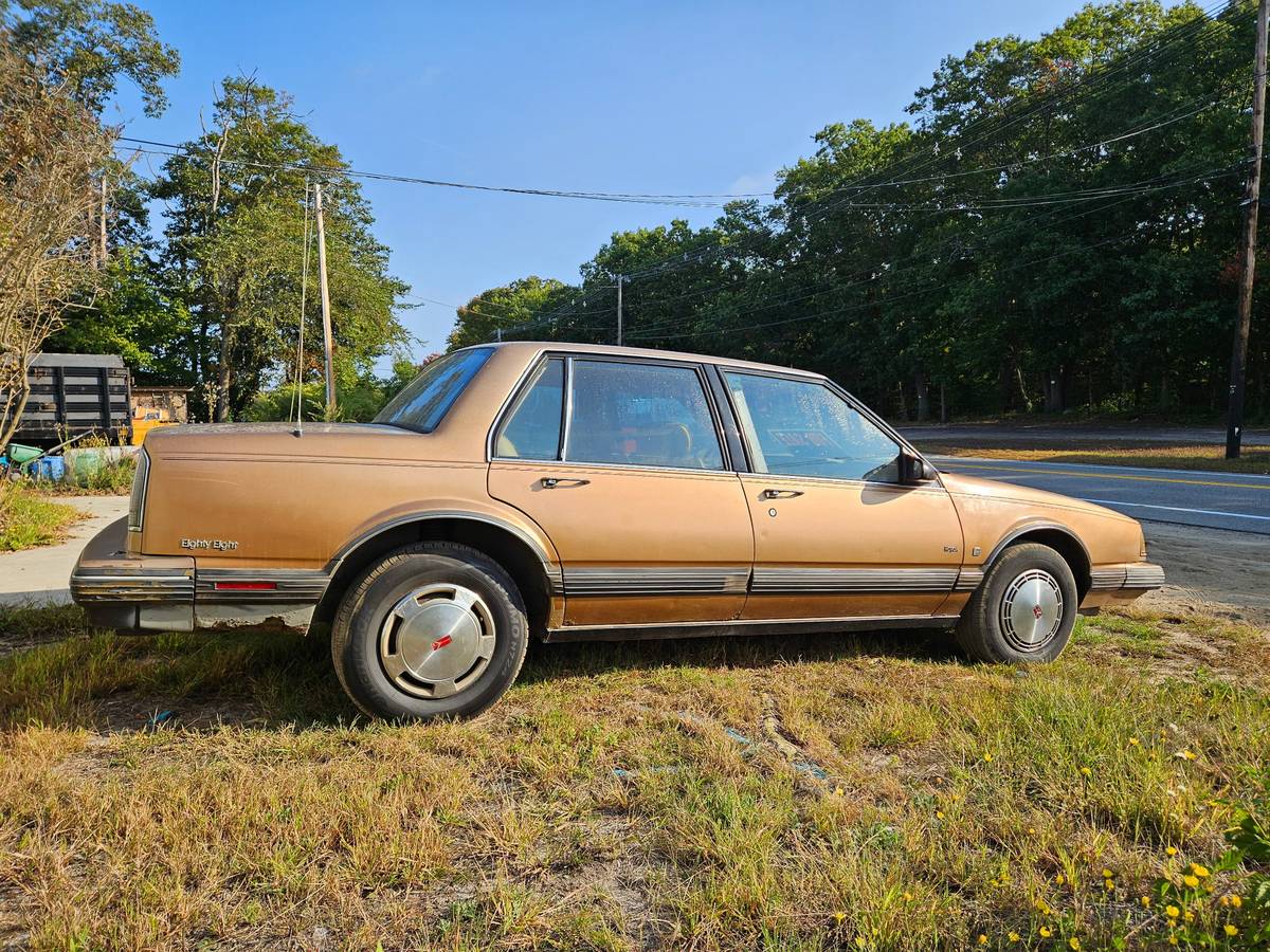 Oldsmobile-88-brougham-1990-brown-1