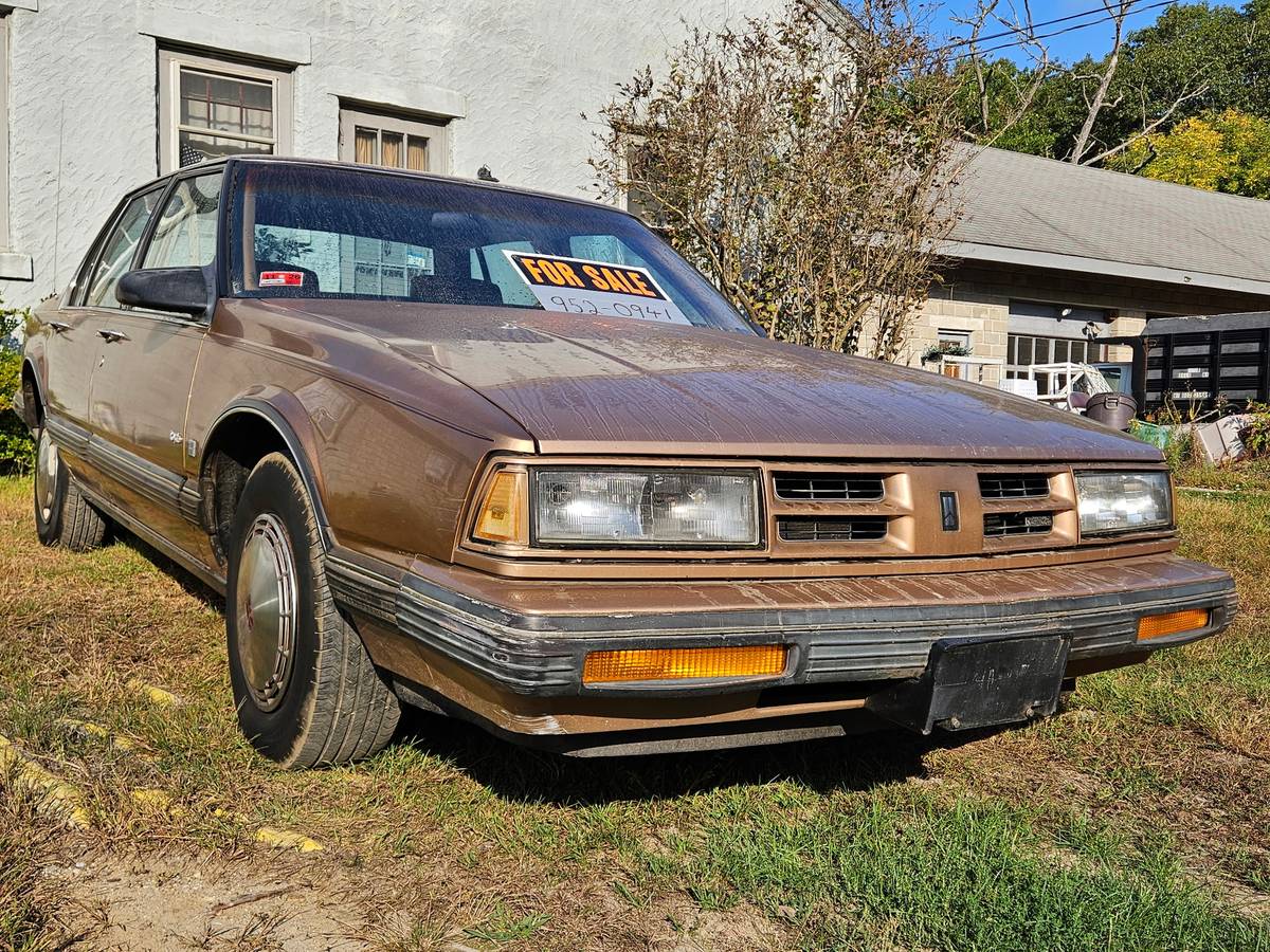 Oldsmobile-88-brougham-1990-brown