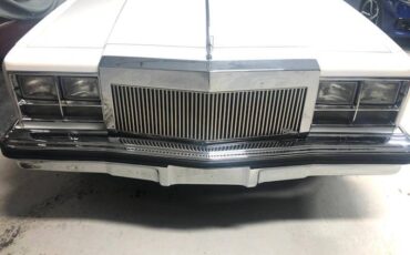 Oldsmobile-98-1977-white-5