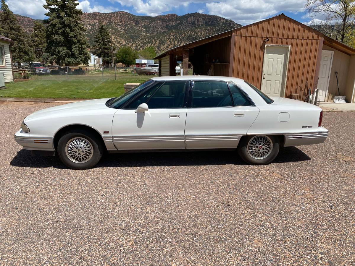 Oldsmobile-98-1992-white-11