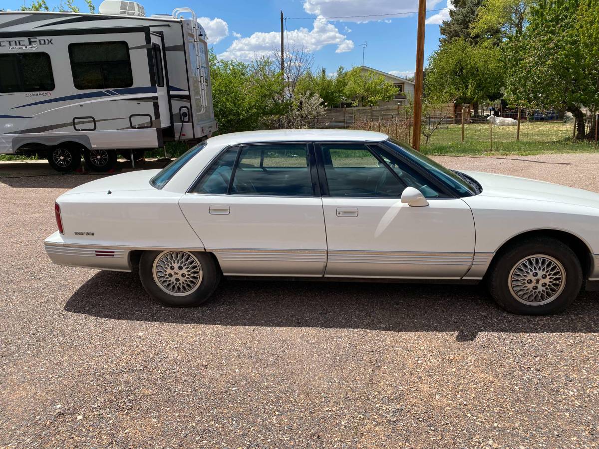 Oldsmobile-98-1992-white-12