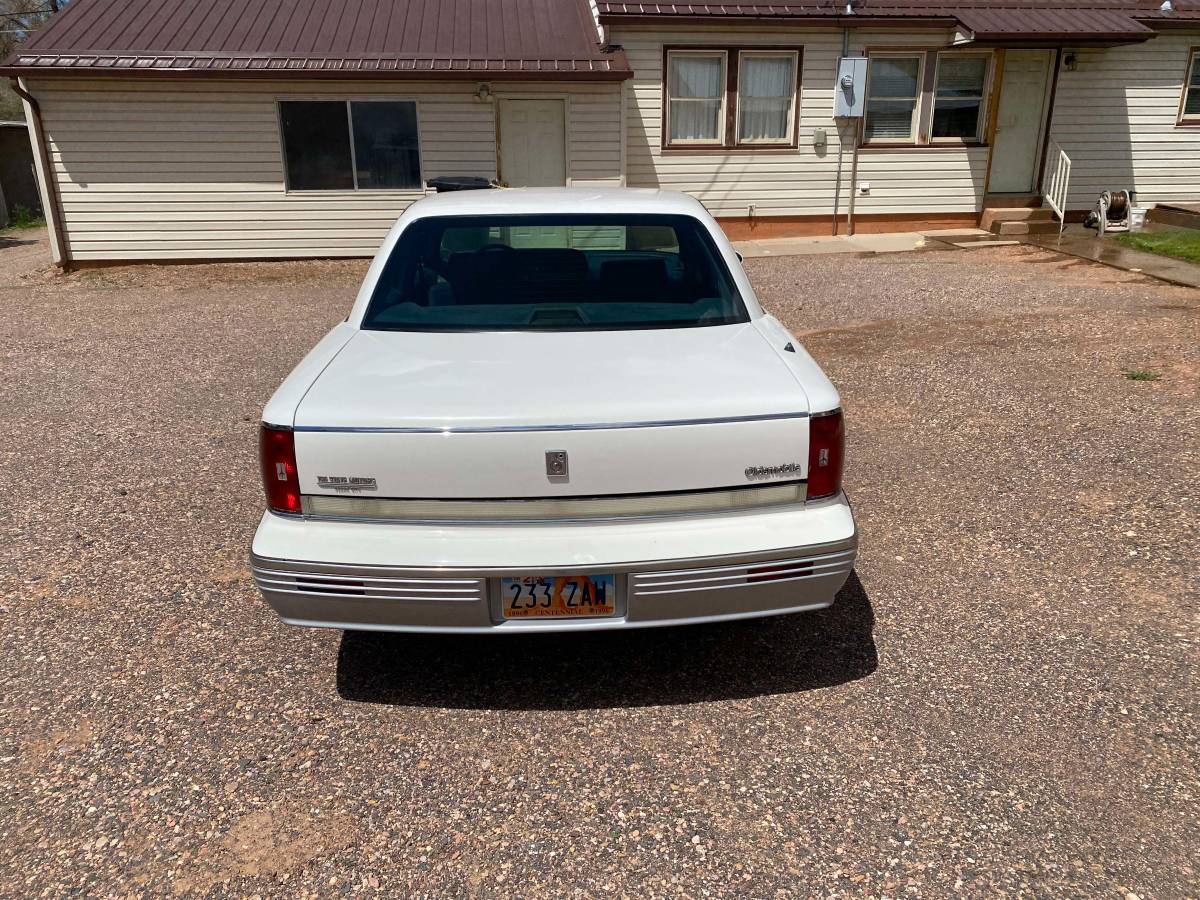 Oldsmobile-98-1992-white-2