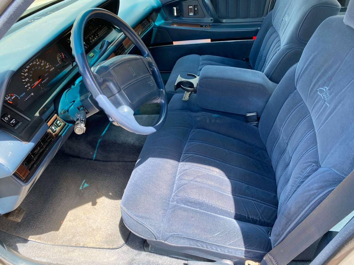 Oldsmobile-98-1992-white-3