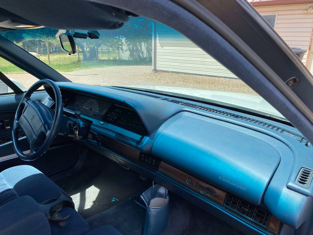 Oldsmobile-98-1992-white-4