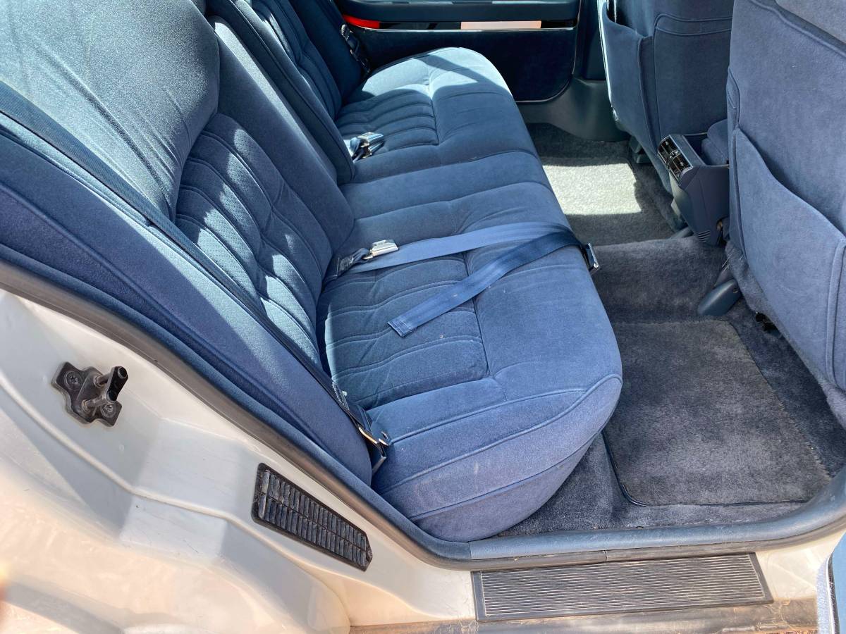 Oldsmobile-98-1992-white-5
