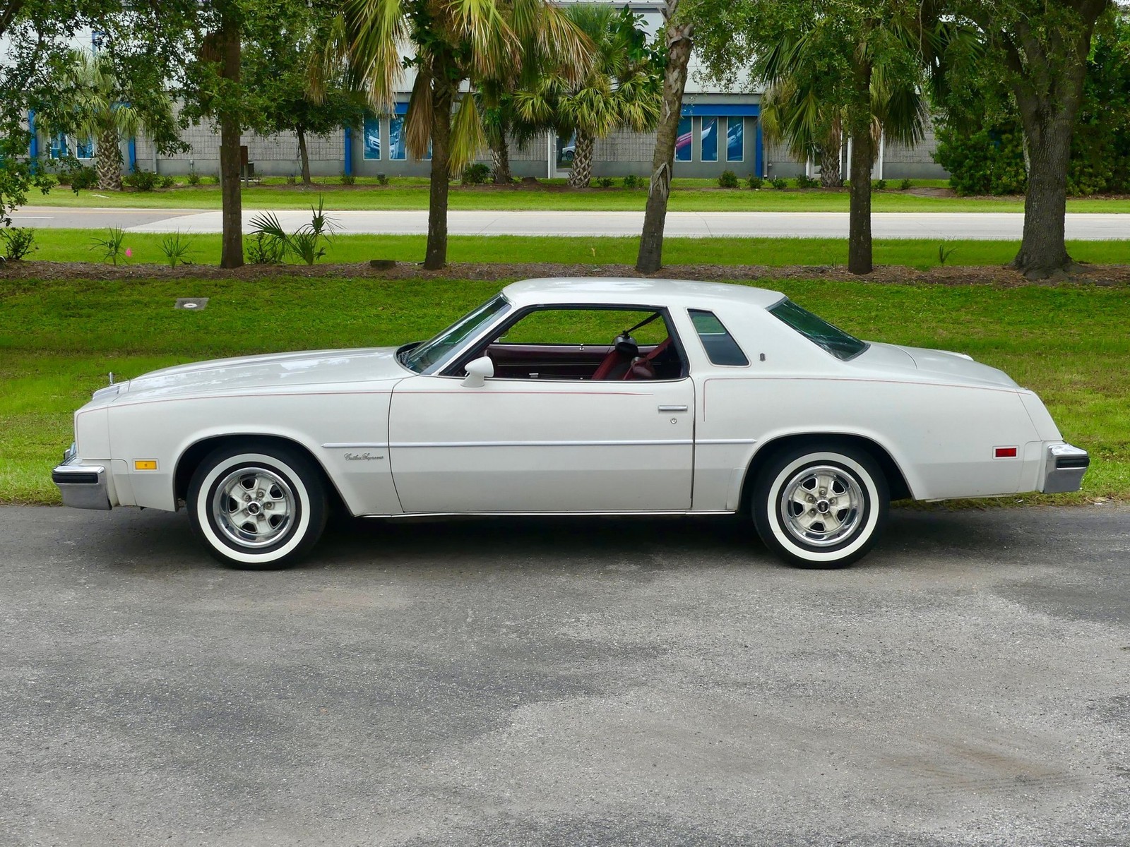 Oldsmobile-Cutlass-Supreme-1976-Coupe-10