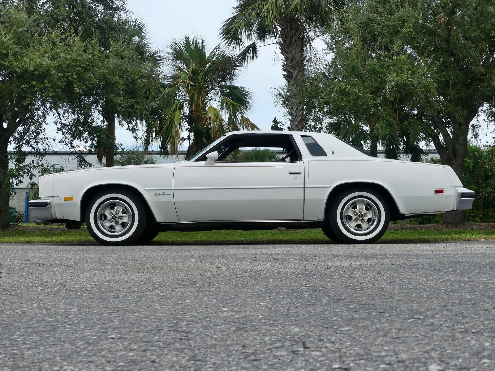 Oldsmobile-Cutlass-Supreme-1976-Coupe-11