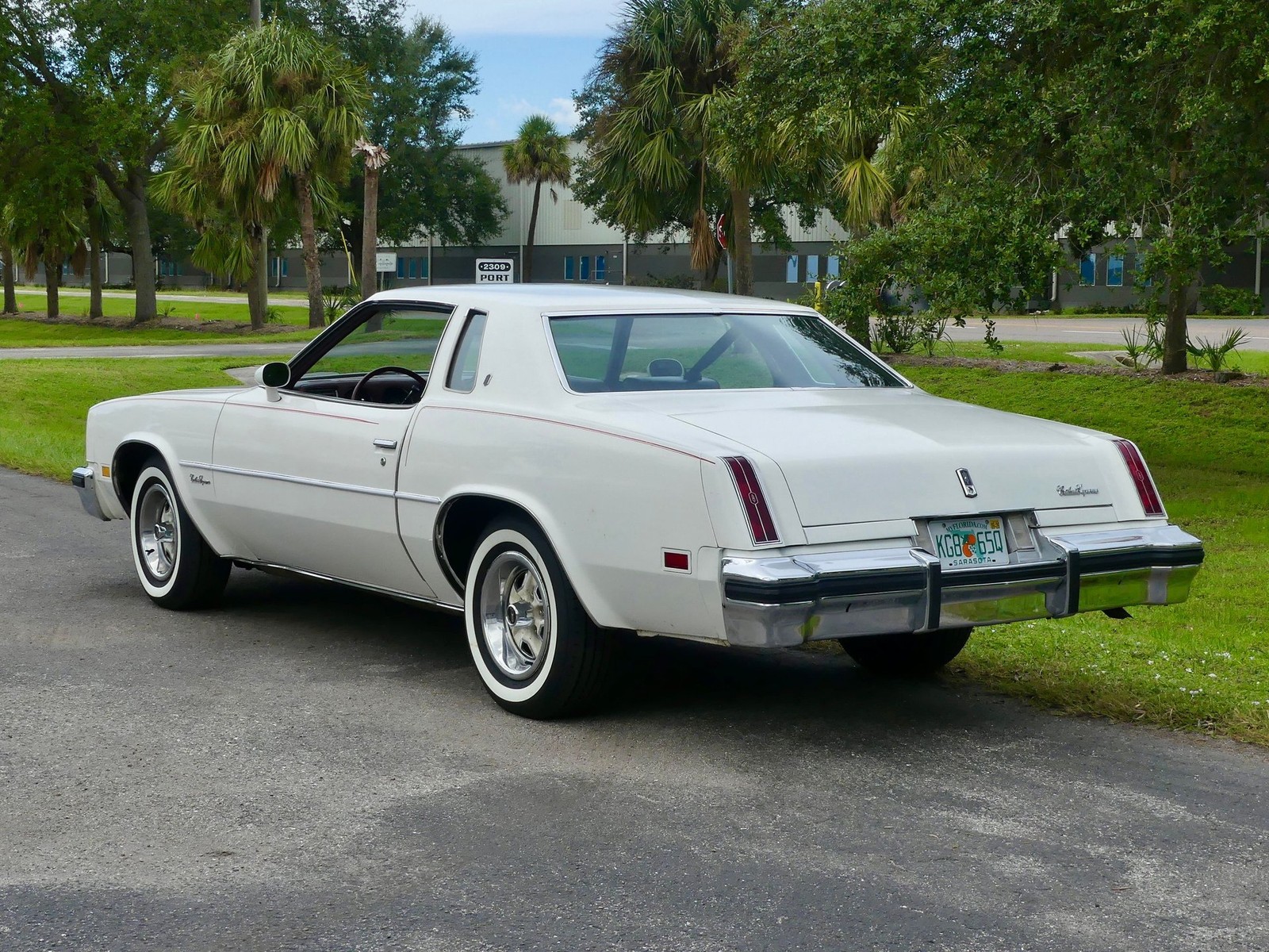 Oldsmobile-Cutlass-Supreme-1976-Coupe-12