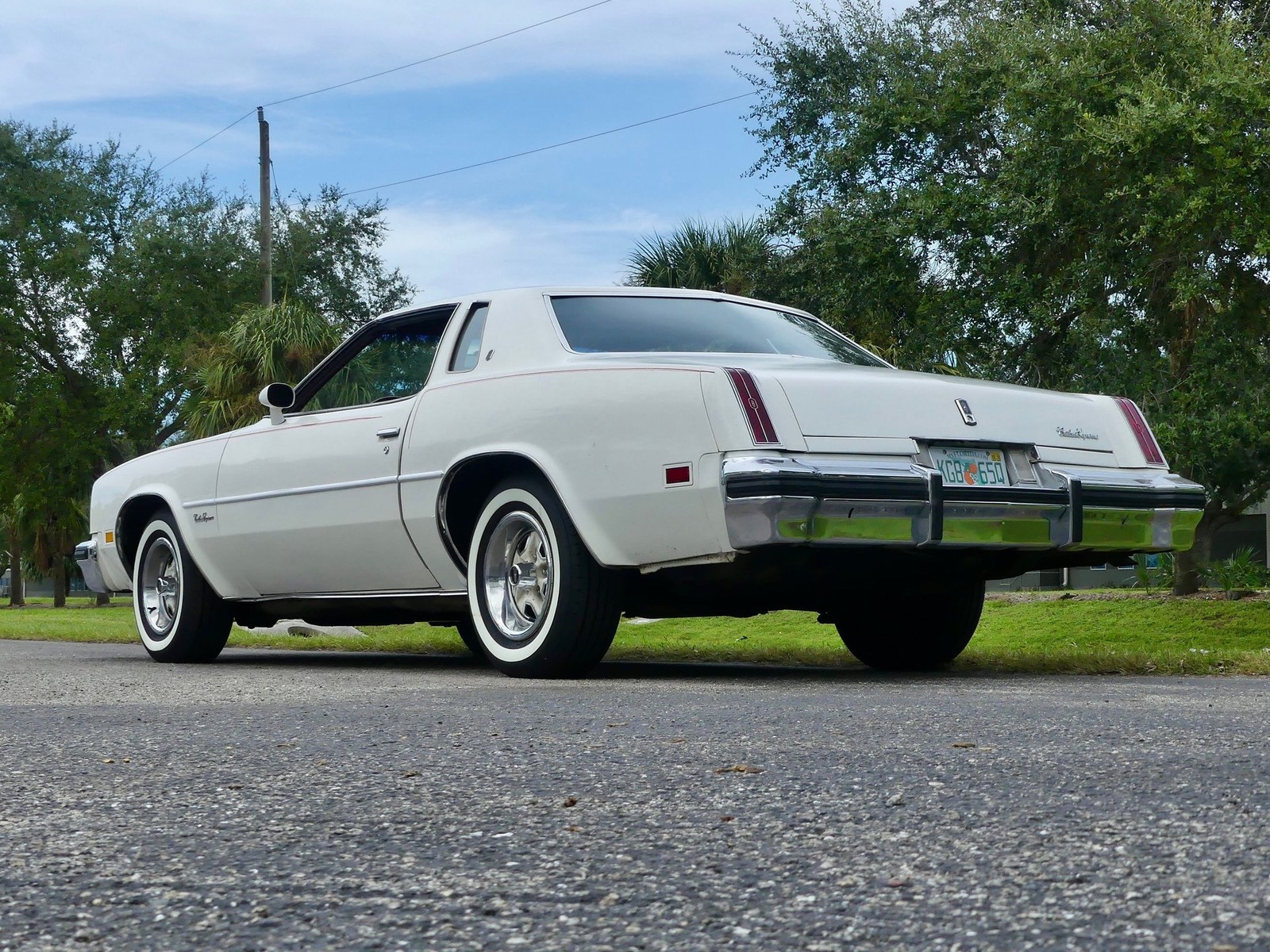 Oldsmobile-Cutlass-Supreme-1976-Coupe-14