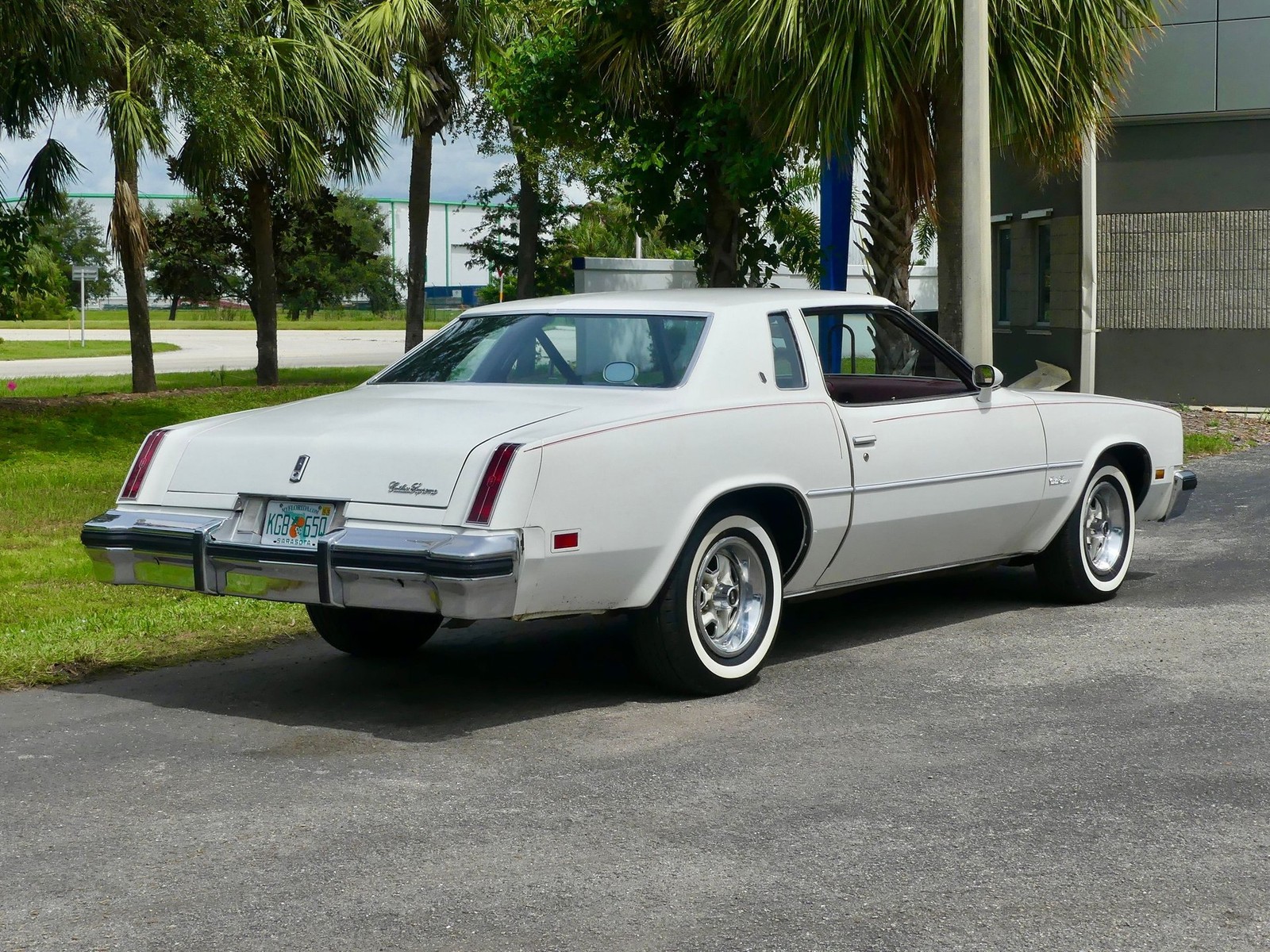 Oldsmobile-Cutlass-Supreme-1976-Coupe-18