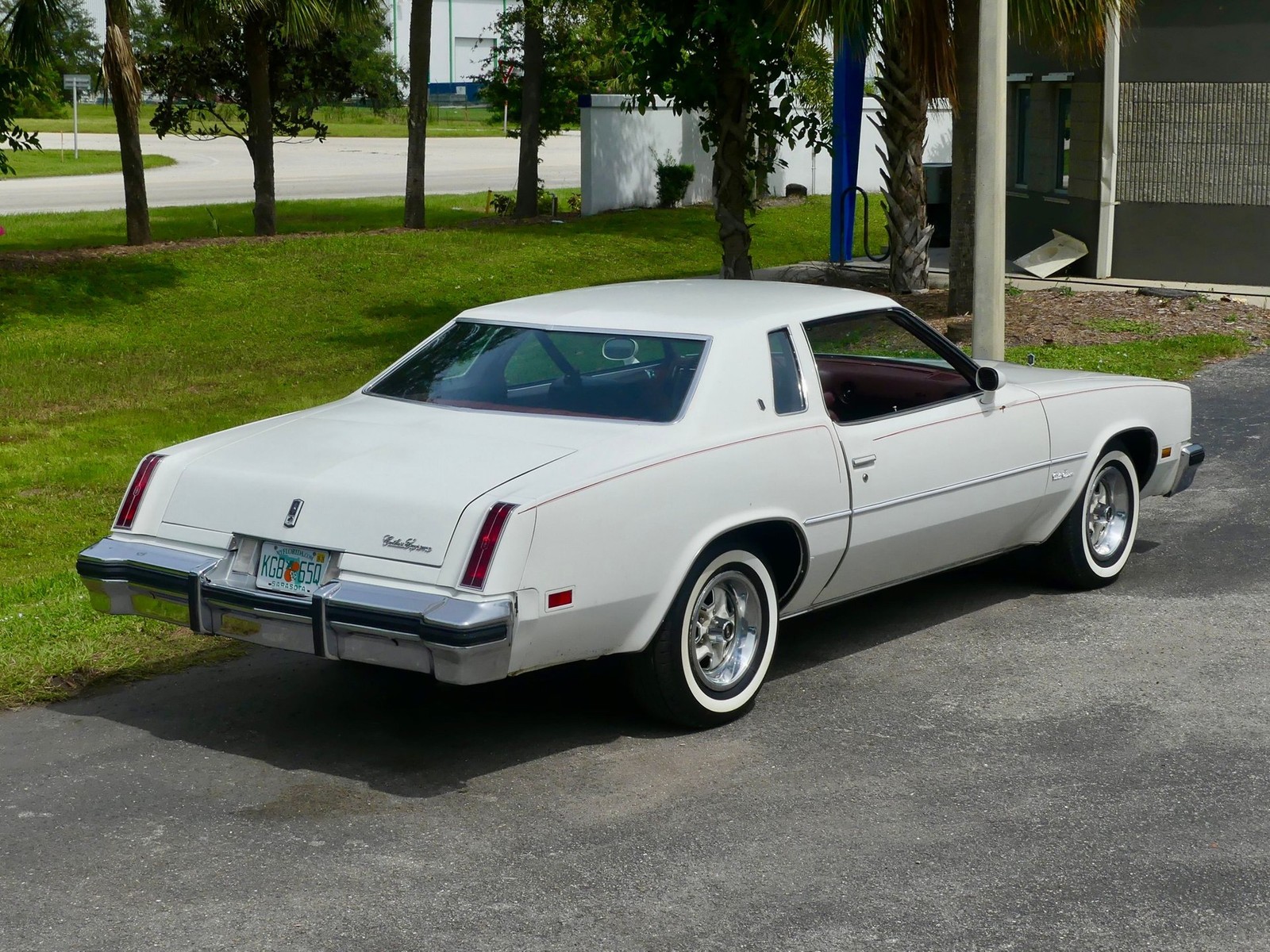 Oldsmobile-Cutlass-Supreme-1976-Coupe-19
