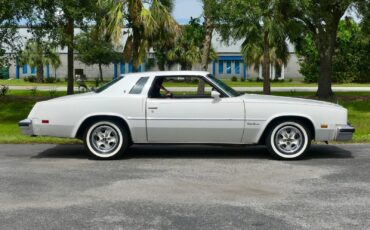 Oldsmobile-Cutlass-Supreme-1976-Coupe-2