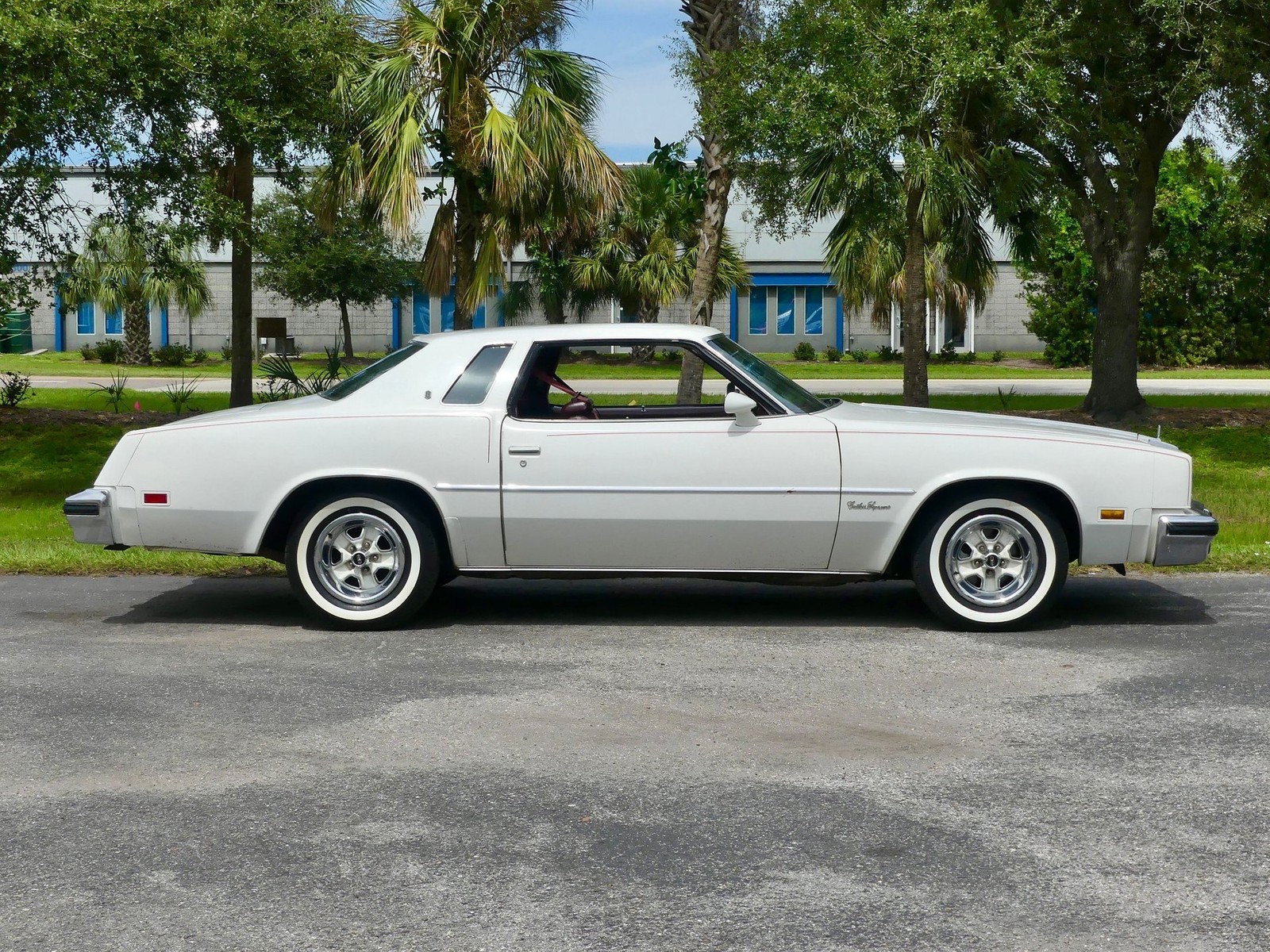 Oldsmobile-Cutlass-Supreme-1976-Coupe-2