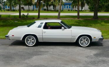 Oldsmobile-Cutlass-Supreme-1976-Coupe-21