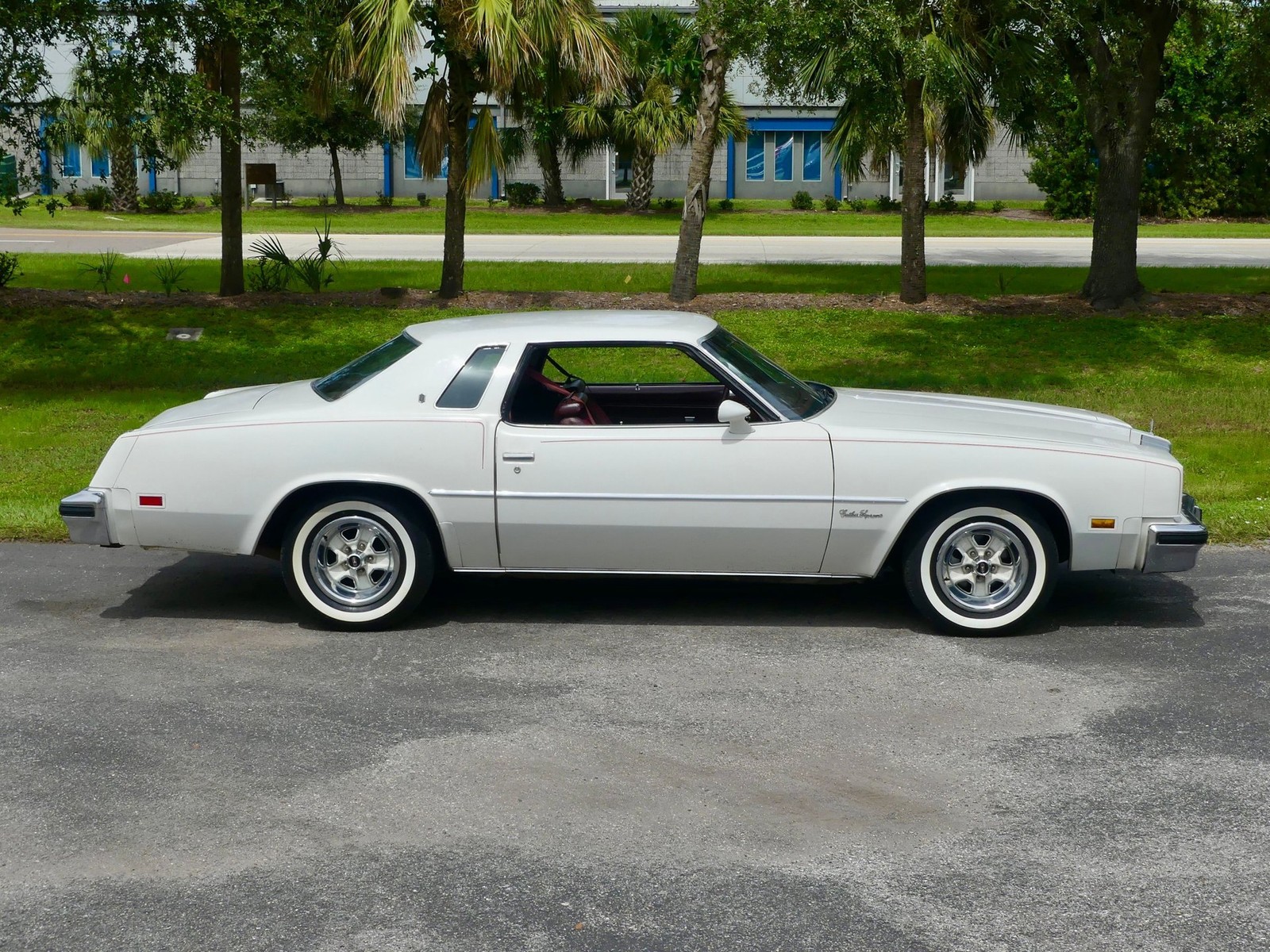 Oldsmobile-Cutlass-Supreme-1976-Coupe-21