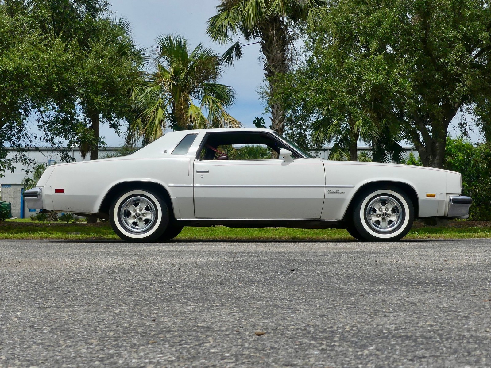 Oldsmobile-Cutlass-Supreme-1976-Coupe-22