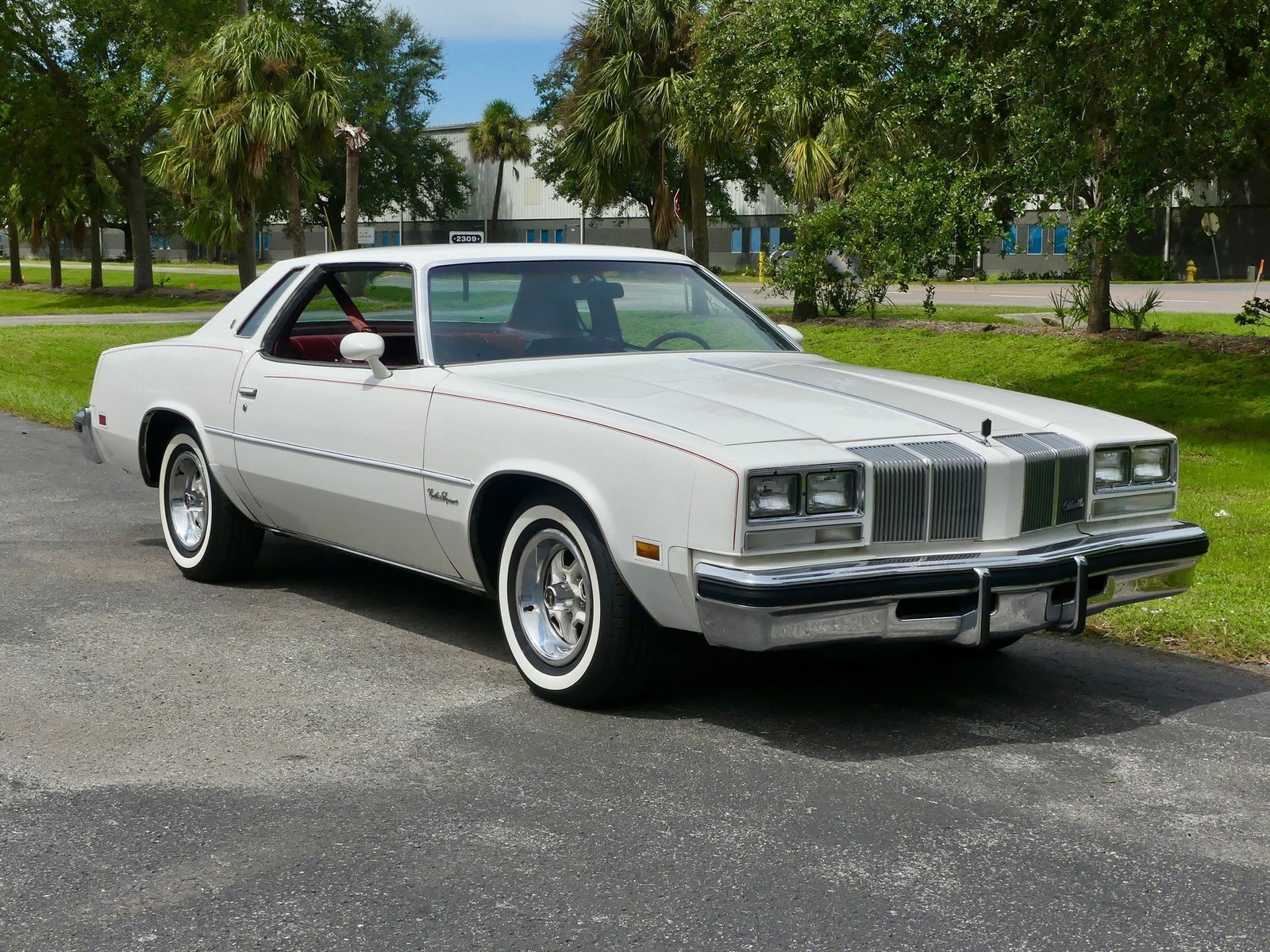 Oldsmobile-Cutlass-Supreme-1976-Coupe-23