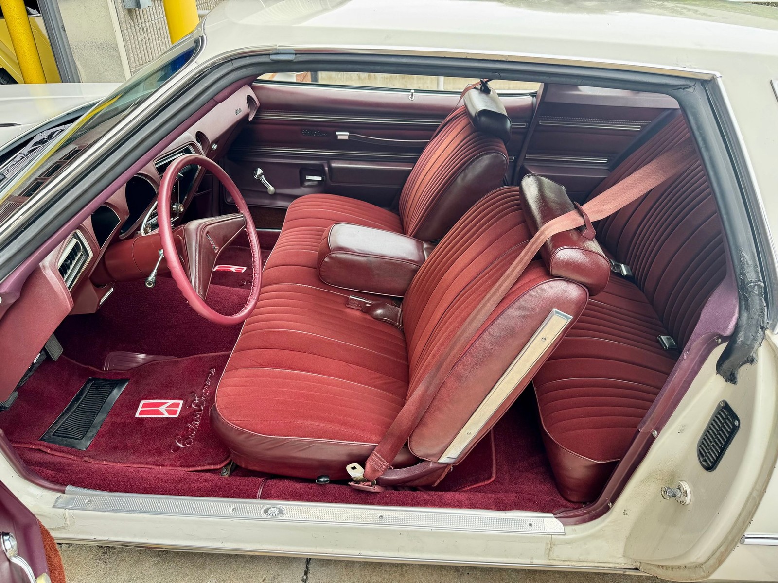 Oldsmobile-Cutlass-Supreme-1976-Coupe-3