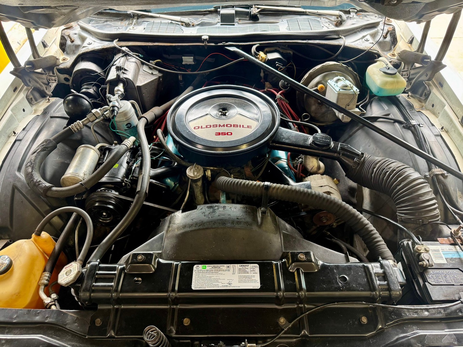 Oldsmobile-Cutlass-Supreme-1976-Coupe-5