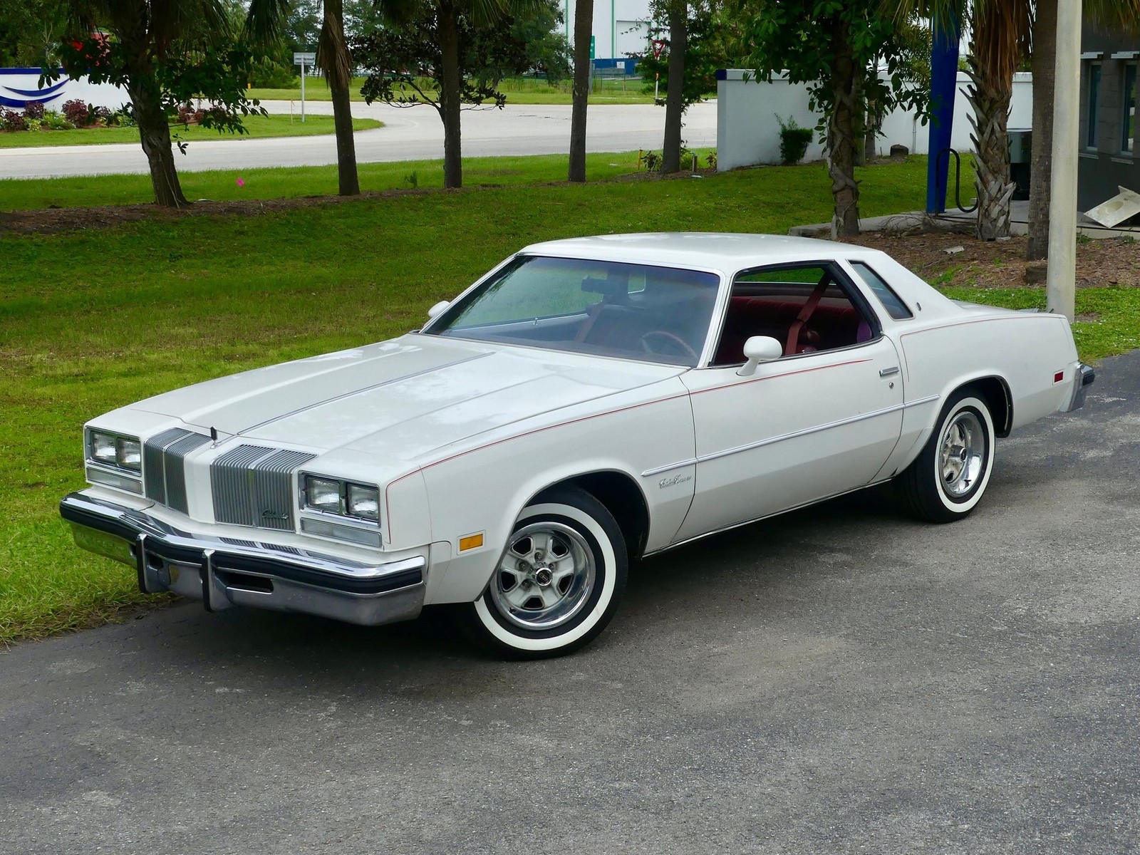 Oldsmobile-Cutlass-Supreme-1976-Coupe-7