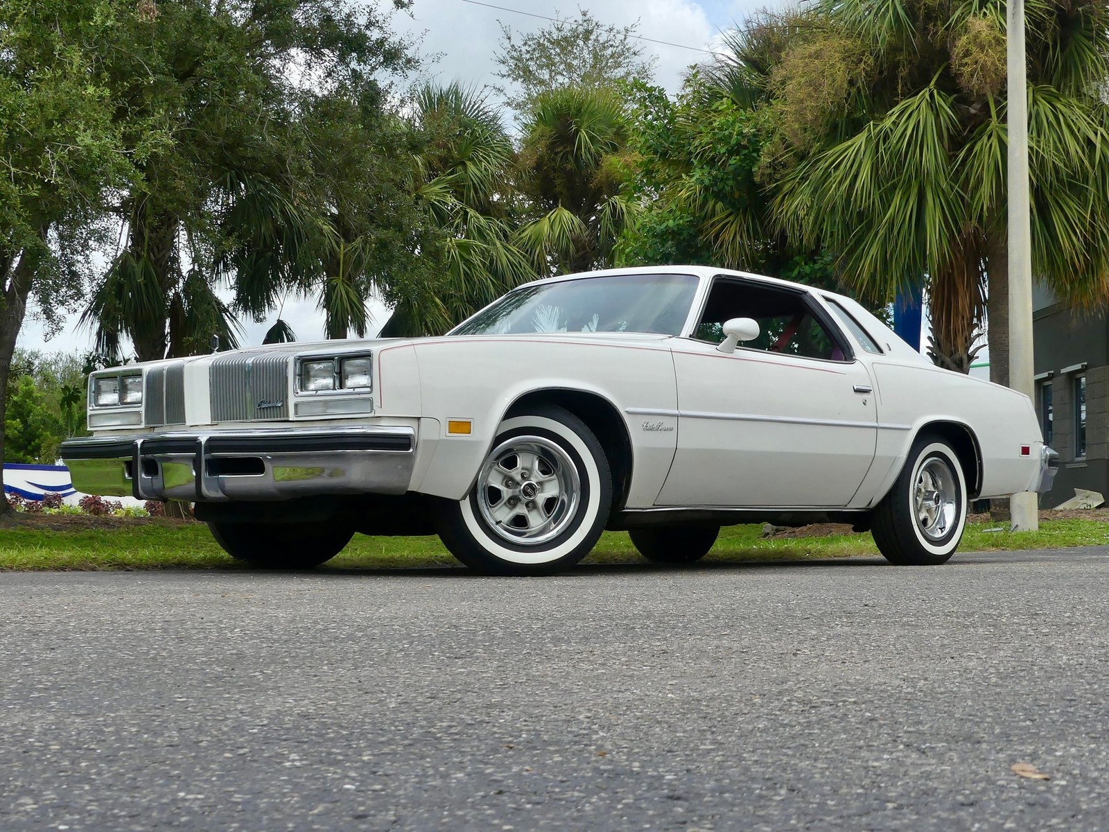 Oldsmobile-Cutlass-Supreme-1976-Coupe-8