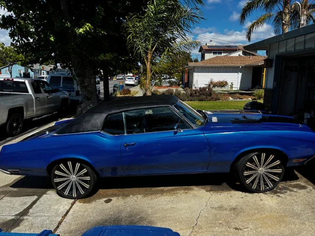Oldsmobile-Cutlass-cruiser-1972-Blue-Black-3