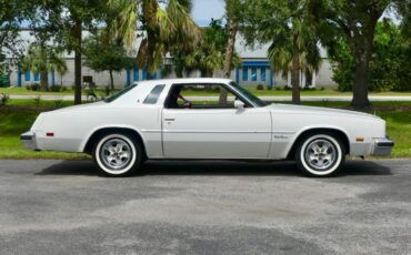 Oldsmobile-Cutlass-supreme-1976-Cameo-White-Dark-Red-2