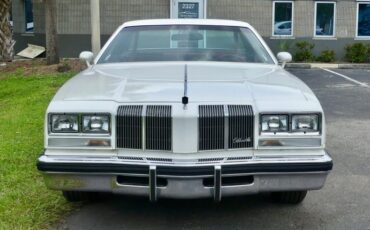 Oldsmobile-Cutlass-supreme-1976-Cameo-White-Dark-Red-26