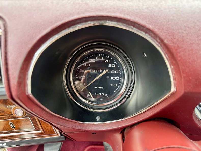 Oldsmobile-Cutlass-supreme-1976-Cameo-White-Dark-Red-30