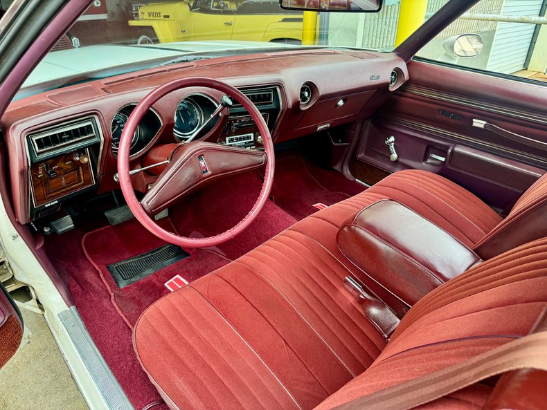 Oldsmobile-Cutlass-supreme-1976-Cameo-White-Dark-Red-32