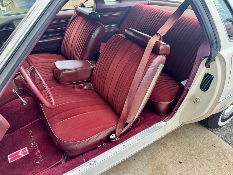 Oldsmobile-Cutlass-supreme-1976-Cameo-White-Dark-Red-33
