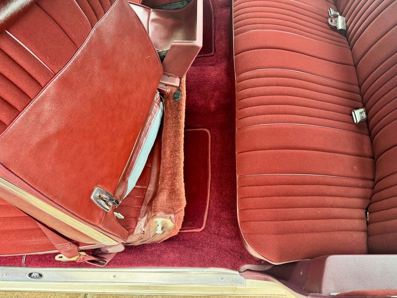 Oldsmobile-Cutlass-supreme-1976-Cameo-White-Dark-Red-36