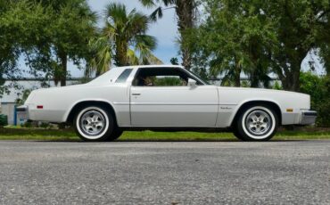 Oldsmobile-Cutlass-supreme-1976-Cameo-White-Dark-Red