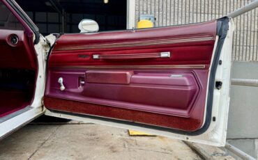 Oldsmobile-Cutlass-supreme-1976-Cameo-White-Dark-Red-38