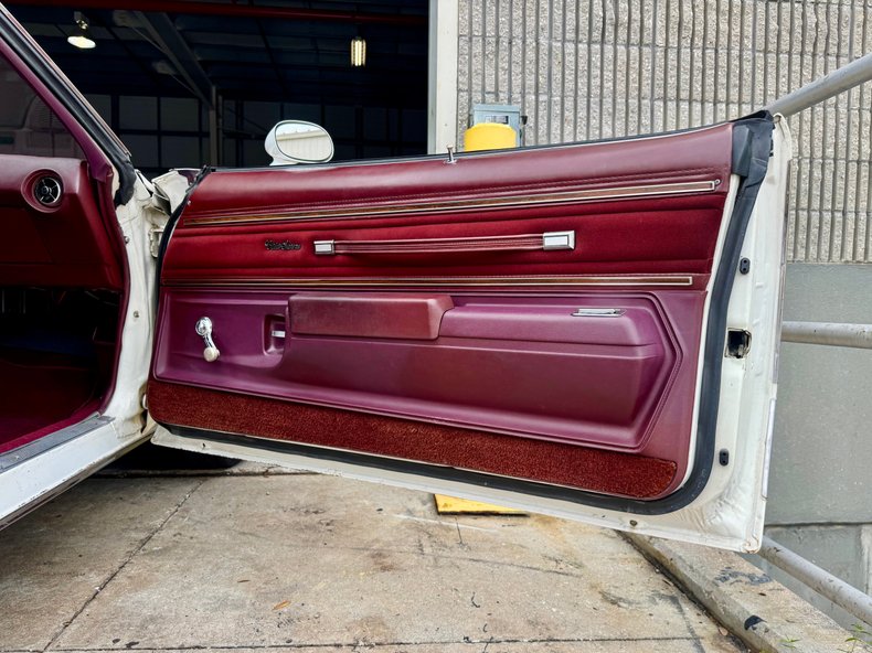 Oldsmobile-Cutlass-supreme-1976-Cameo-White-Dark-Red-38