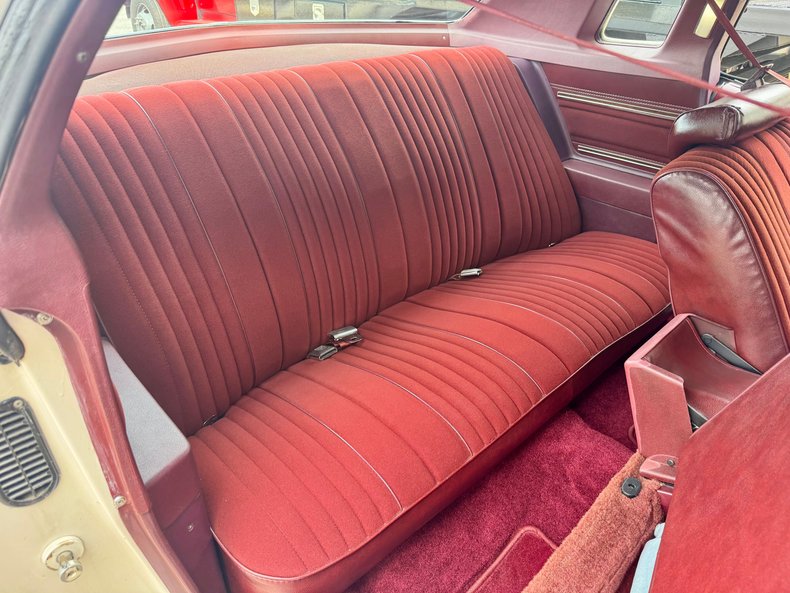 Oldsmobile-Cutlass-supreme-1976-Cameo-White-Dark-Red-42