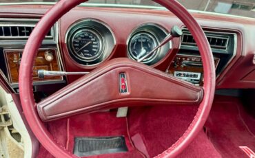 Oldsmobile-Cutlass-supreme-1976-Cameo-White-Dark-Red-48