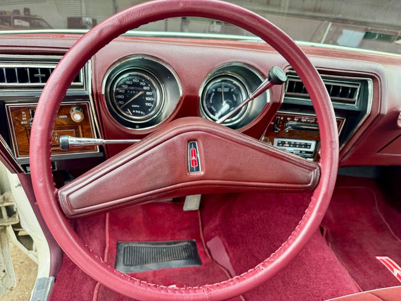 Oldsmobile-Cutlass-supreme-1976-Cameo-White-Dark-Red-48