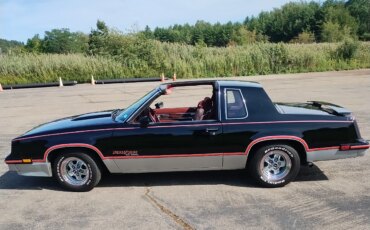 Oldsmobile-Cutlass-supreme-hurstolds-coupe-1983-Black-Red-1