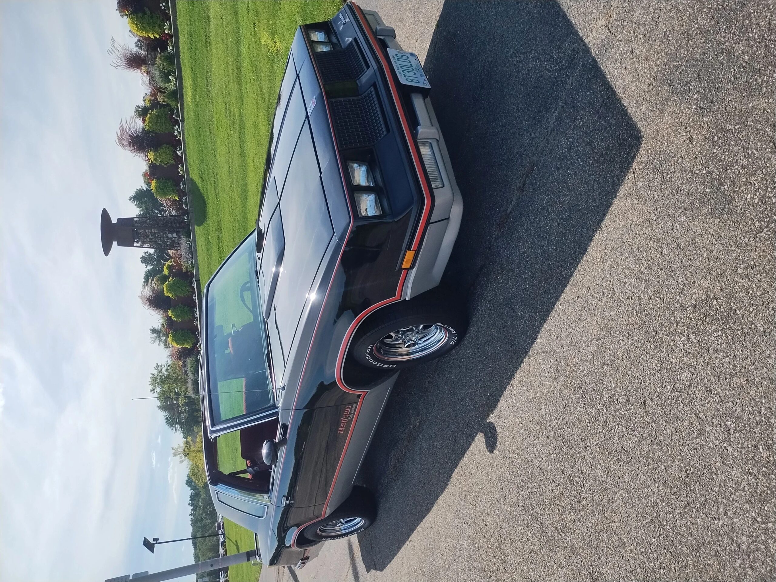 Oldsmobile-Cutlass-supreme-hurstolds-coupe-1983-Black-Red-10